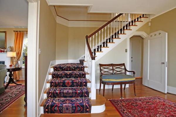 Escadaria bonita com tapete de luxo — Fotografia de Stock