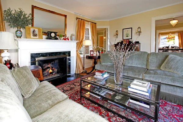 Obývací pokoj s velkými klavír a luxusní žlutý závěs — Stock fotografie