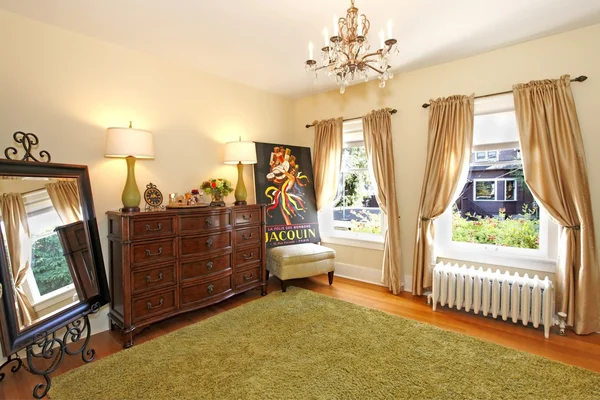 Pared del dormitorio con alfombra verde con paredes amarillas — Foto de Stock