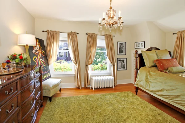 Антикварная спальня с зеленой шелковой кроватью — стоковое фото