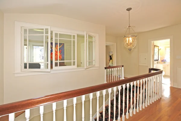 Merdiven ve kapalı windows ile koridor — Stok fotoğraf