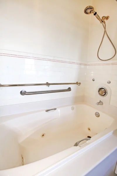 Et gammelt badekar med hvite fliser. – stockfoto