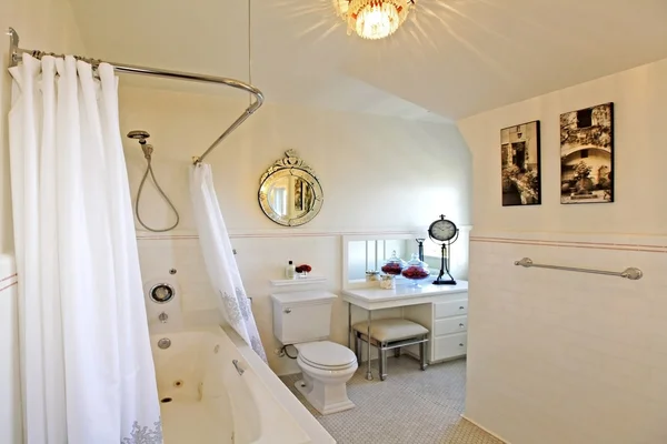 Kamar mandi antik dengan ubin putih — Stok Foto