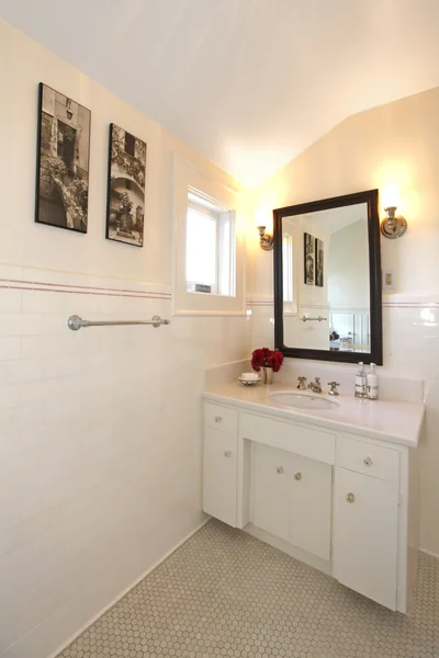 Banheiro antigo com azulejos brancos — Fotografia de Stock