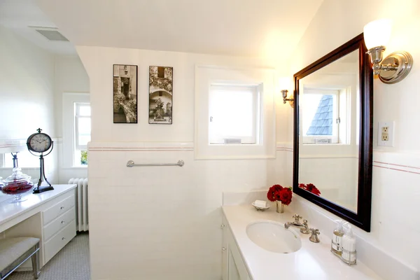 Антикварная ванная комната с белой плиткой — стоковое фото
