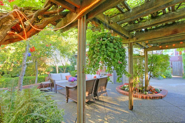 Overdekt terras met gezellige zithoek met veel groen — Stockfoto