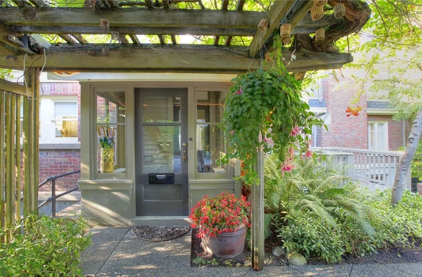 庭の花を持つ家の背面ドアをカバー — ストック写真