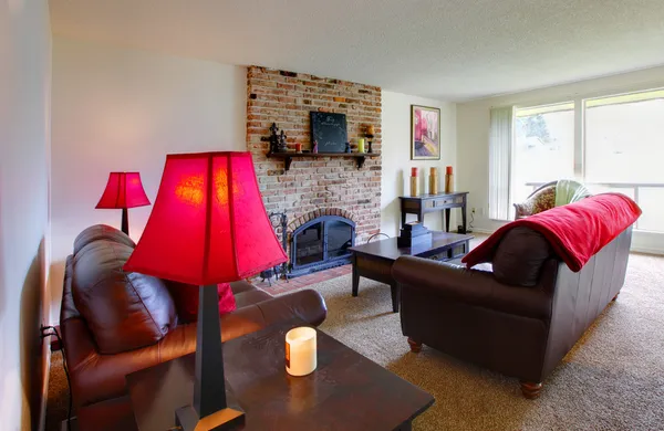 Wohnzimmer mit rosa Lampen und dunkelbraunen Möbeln — Stockfoto