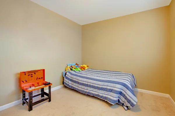 Meninos quarto simples com cama pequena e brinquedos — Fotografia de Stock