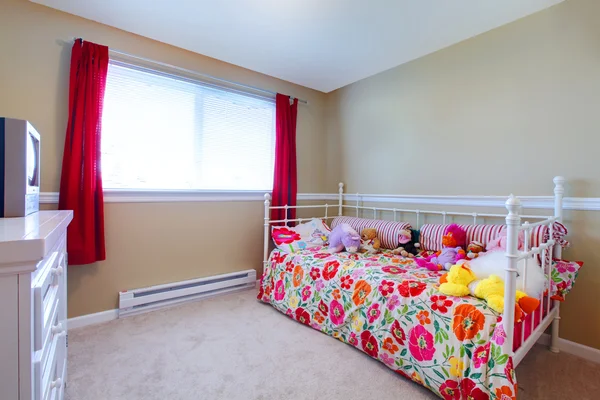 Habitación para niños con cama florida chica y a — Foto de Stock