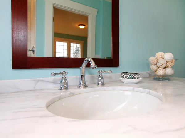 Blauwe badkamer met witte marmeren wastafel. — Stockfoto