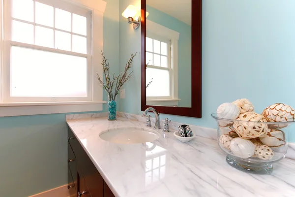 Blå badrum med vit marmor diskbänk. — Stockfoto