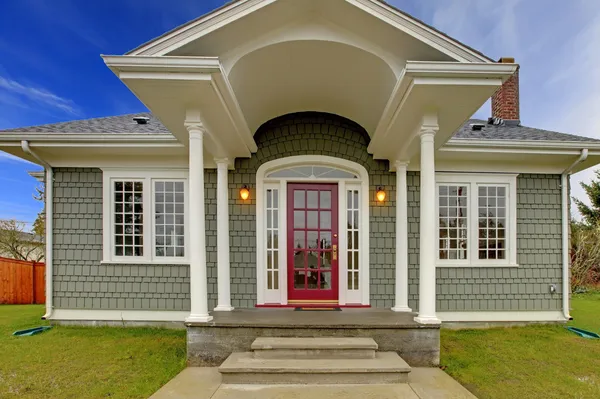 Främre skott av söt grå huset med rosa dörr. — Stockfoto