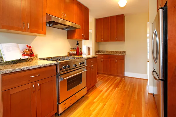 Bela cozinha nova cereja com madeira dura — Fotografia de Stock