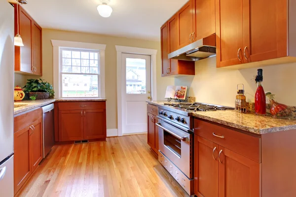 Nuova cucina ciliegio con pavimento in legno . — Foto Stock