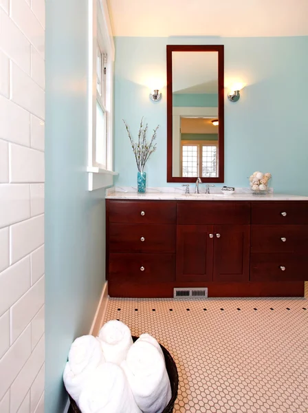 Moderne blauwe verse nieuwe badkamer — Stockfoto