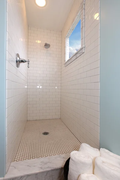 Modern blue fresh new bathroom shower — Stockfoto