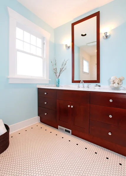 Moderno azul fresco novo banheiro — Fotografia de Stock