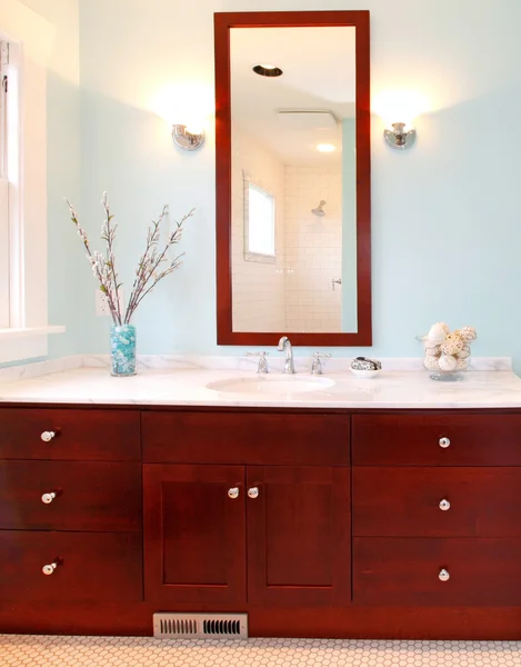 Moderne blauwe verse nieuwe badkamer — Stockfoto