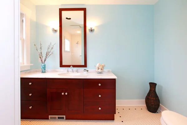 Moderno azul fresco novo banheiro — Fotografia de Stock