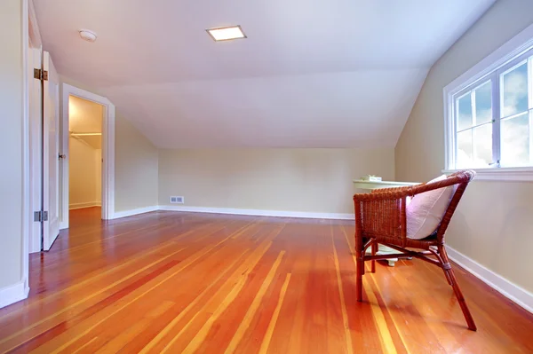 Grenier petite chambre avec plancher de bois franc — Photo