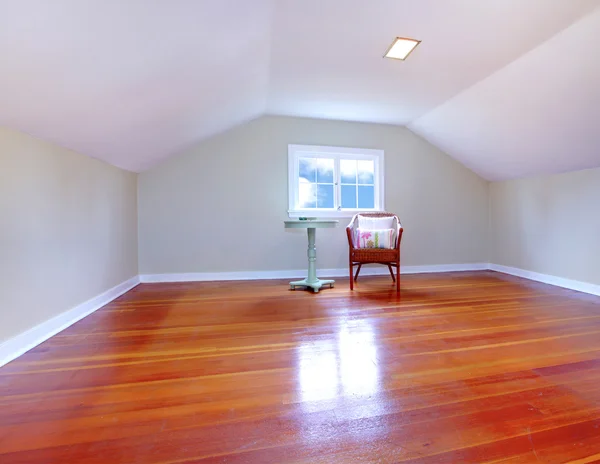 Мансарда маленька кімната з дерев'яною підлогою — стокове фото