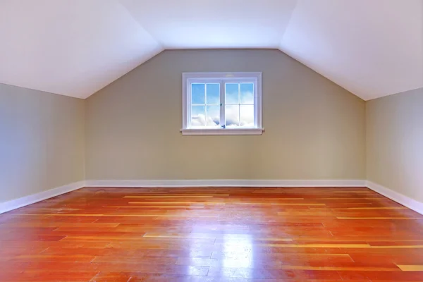 Kleine zolderkamer met hardhouten vloer — Stockfoto