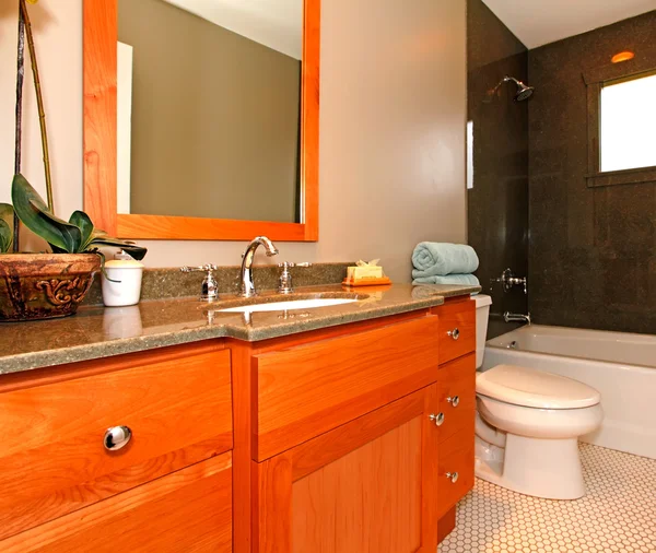 Cuarto de baño con gabinete de cereza y bañera de mármol — Foto de Stock