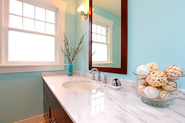 Modern mavi taze yeni banyo lavabo — Stok fotoğraf