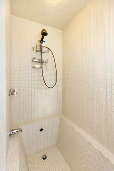 Beyaz modern banyo duş ve küvet — Stok fotoğraf