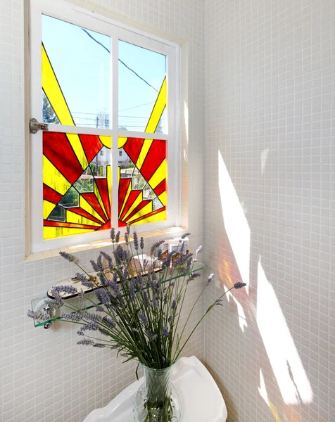 Jendela kaca noda kamar mandi dengan bunga di handuk — Stok Foto