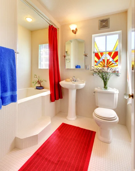 Modern beyaz ve kırmızı güzel banyo. — Stok fotoğraf