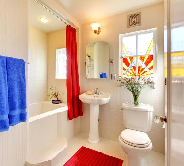 モダンな赤と白の美しいバスルーム. — ストック写真
