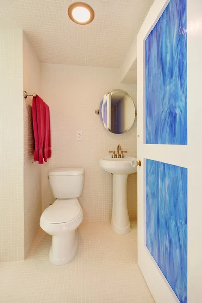 厕所和在一个新的白色浴室中的接收器. — 图库照片