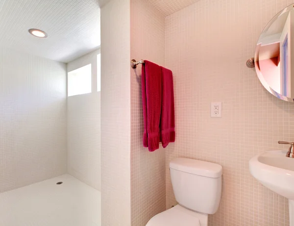 Nouvelle salle de bain blanche avec des carreaux tout autour . — Photo