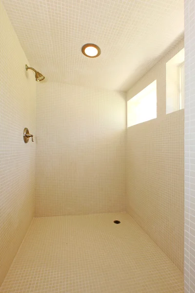 Cabina doccia bianca con due finestre . — Foto Stock