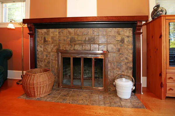 Domácí interiér dřevo krb — Stock fotografie