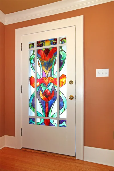 ガラスのユニークなカスタムメイドの玄関のドアを染色します。. — ストック写真