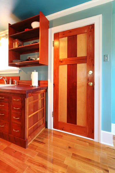 Keuken met een prachtige houten deur en hardhouten vloer. — Stockfoto