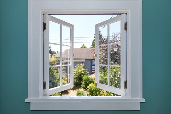 Offenes Fenster zum Hinterhof mit kleinem Schuppen. — Stockfoto