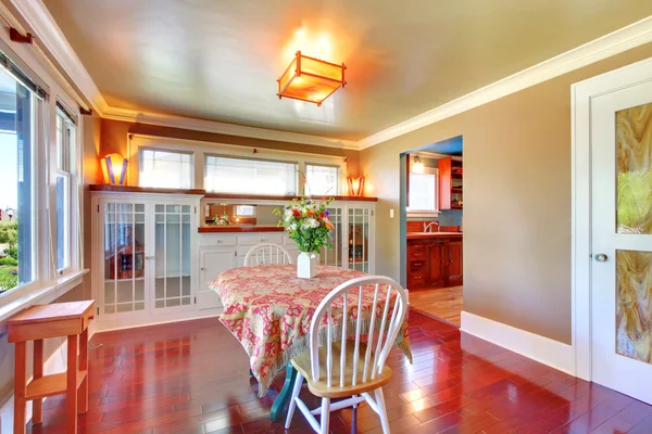 Schönes Esszimmer mit glänzendem Kirschholz. — Stockfoto