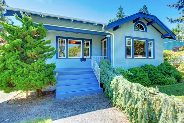 Malé modré starý roztomilý domeček — Stock fotografie