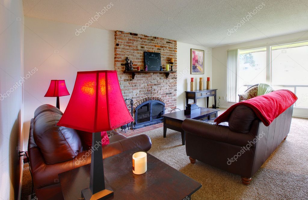 Wohnzimmer mit rosa lampen und möbel aus dunklem braun — stockfoto ...