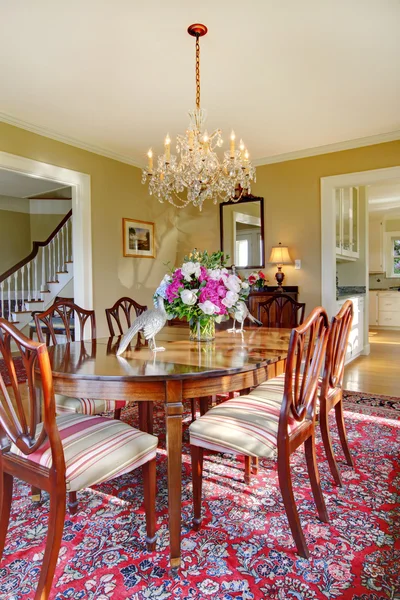 Muebles antiguos de lujo en una casa elegante . —  Fotos de Stock