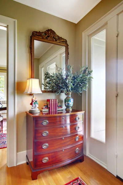 Muebles antiguos de lujo en una casa elegante . —  Fotos de Stock