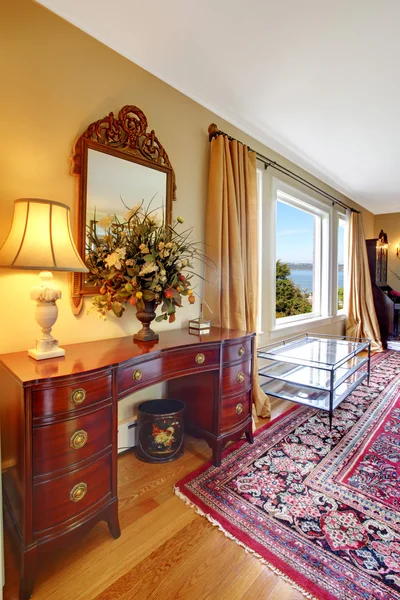 Lyxiga antika möbler i ett elegant hem. — Stockfoto
