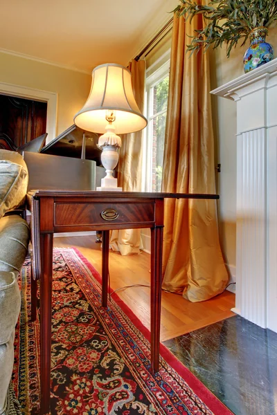 Luxe antiek meubilair in een elegant huis. — Stockfoto