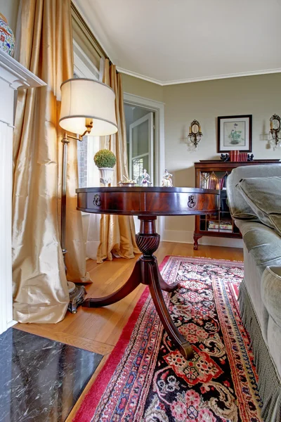 Роскошная антикварная мебель в элегантном доме . — стоковое фото