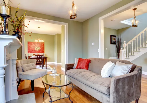 Vacker grön eleganta vardagsrum med brun soffa och öppen spis. — Stockfoto
