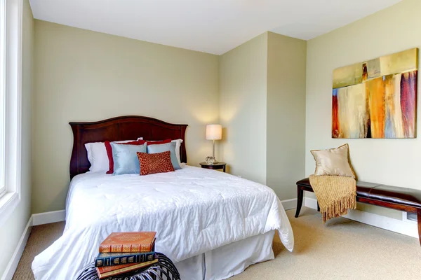 Camera da letto con biancheria da letto bianca, pareti verdi e arredamento piacevole . — Foto Stock